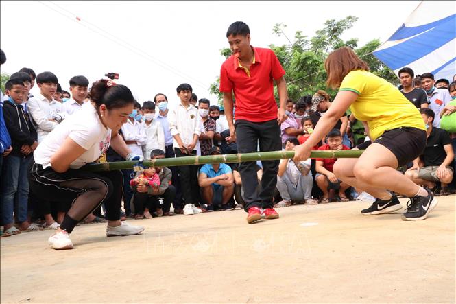 Trò chơi đẩy gậy truyền thống của đồng bào Thái tại lễ hội Nàng Han. Ảnh: Nguyễn Oanh-TTXVN