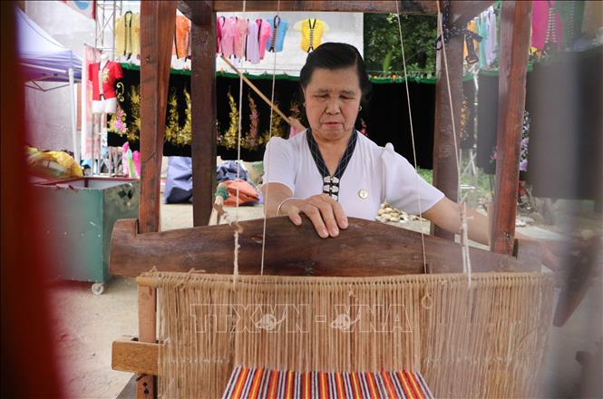 Phụ nữ Thái ở xã Mường So khéo tay dệt thổ cẩm. Ảnh: Nguyễn Oanh-TTXVN