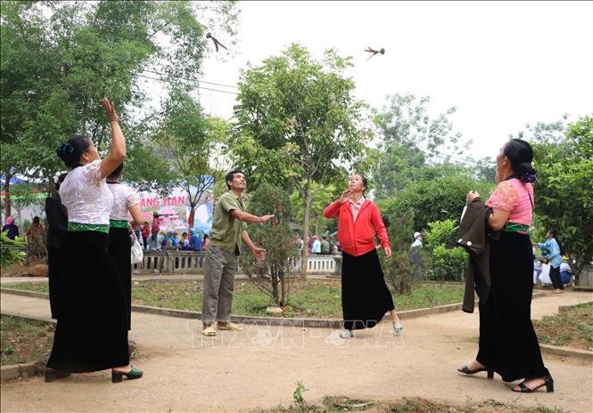Trò chơi đánh cầu của người Thái tại lễ hội Nàng Han. Ảnh: Nguyễn Oanh-TTXVN
