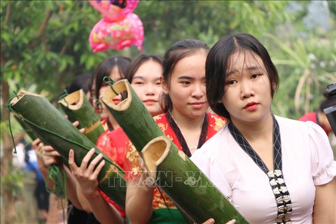 Những thiếu nữ dân tộc Thái được chọn là người múc nước trong mó nước để rửa tay, rửa mặt cho người dân. Ảnh: Nguyễn Oanh-TTXVN