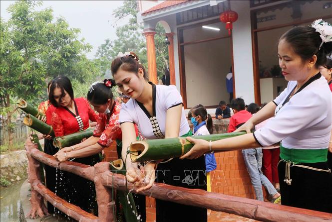 Du khách trải nghiệm văn hóa dân tộc Thái tại lễ hội. Ảnh: Nguyễn Oanh-TTXVN