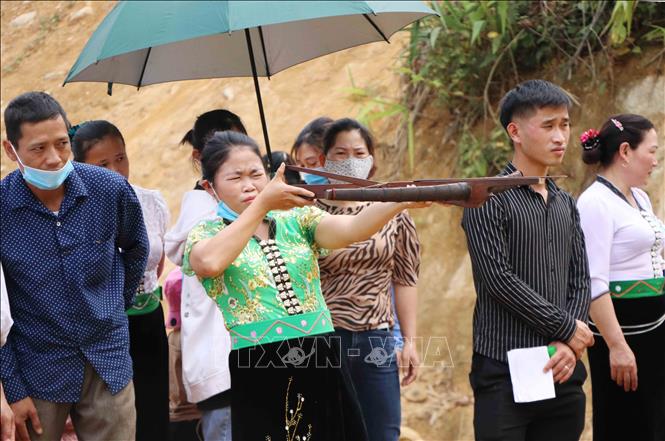 Phụ nữ Thái thử tài bắn nỏ tại lễ hội Nàng Han. Ảnh: Nguyễn Oanh-TTXVN