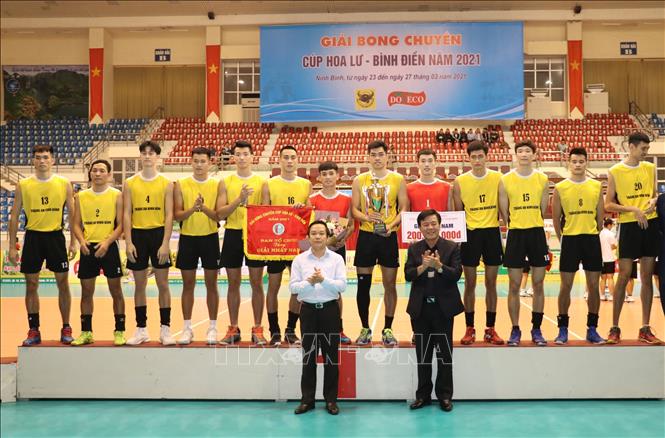 Ban Tổ chức trao Cúp vô địch cho đội Tràng An Ninh Bình ở nội dung nam. Ảnh: Đức Phương - TTXVN