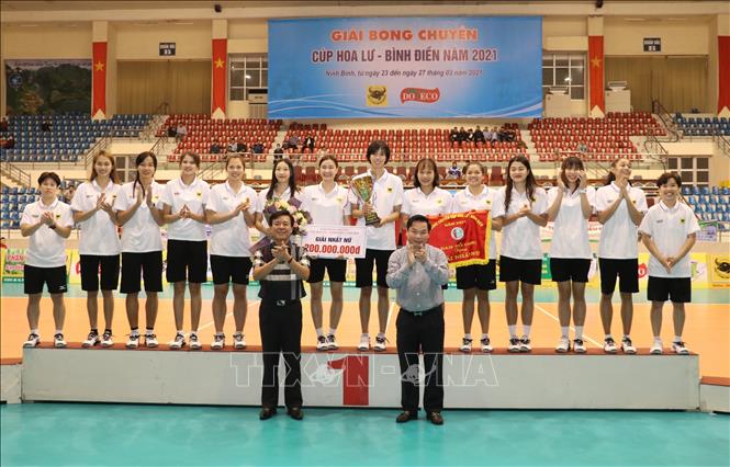 Ban Tổ chức trao Cúp vô địch cho đội VTV Bình Điền Long An ở nội dung nữ. Ảnh: Đức Phương - TTXVN