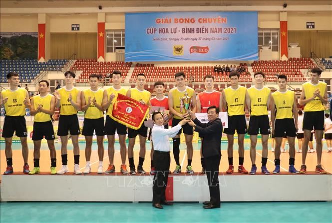 Ban Tổ chức trao Cúp vô địch cho đội Tràng An Ninh Bình ở nội dung nam. Ảnh: Đức Phương - TTXVN
