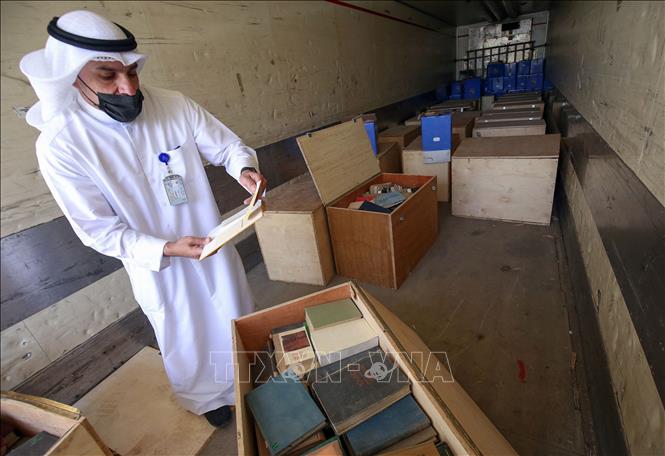 Trong ảnh: Nhân viên Bộ Thông tin Kuwait kiểm tra số hiện vật và tài liệu thời chiến tranh được phía Iraq trao trả tại Kuwait City, ngày 28/3/2021. Ảnh: AFP/TTXVN