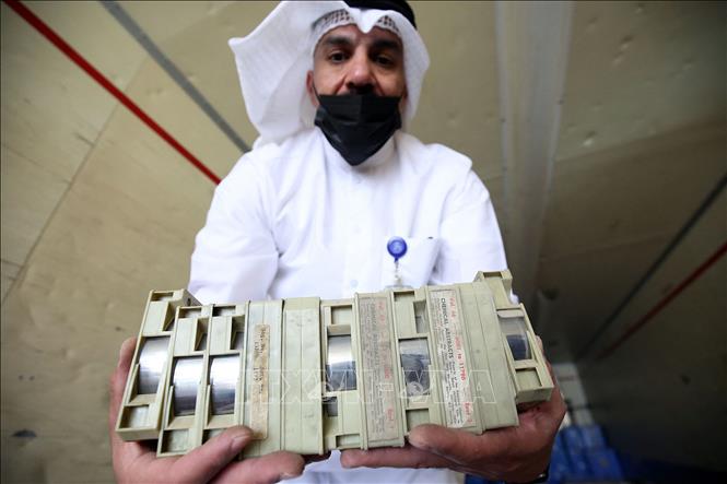 Trong ảnh: Nhân viên Bộ Thông tin Kuwait kiểm tra số hiện vật và tài liệu thời chiến tranh được phía Iraq trao trả tại Kuwait City, ngày 28/3/2021. Ảnh: AFP/TTXVN