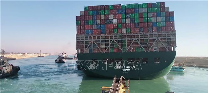 Trong ảnh: Tàu container Ever Given bị mắc kẹt trên kênh đào Suez, Ai Cập đã nổi lên trên mặt nước sau nỗ lực giải cứu, ngày 29/3/2021. Ảnh: AFP/TTXVN