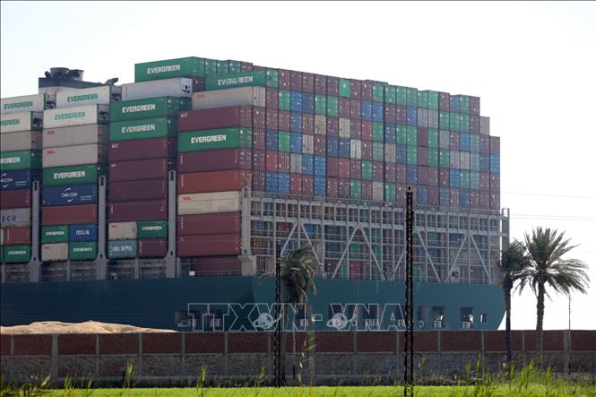 Trong ảnh: Tàu Ever Given bị mắc kẹt tại kênh đào Suez, Ai Cập, ngày 27/3/2021. Ảnh: THX/TTXVN