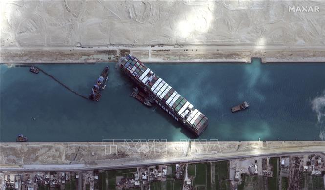 Trong ảnh: Siêu tàu container Ever Given bị mắc kẹt và xoay ngang trên kênh đào Suez, Ai Cập, ngày 28/3/2021. Ảnh: AFP/TTXVN