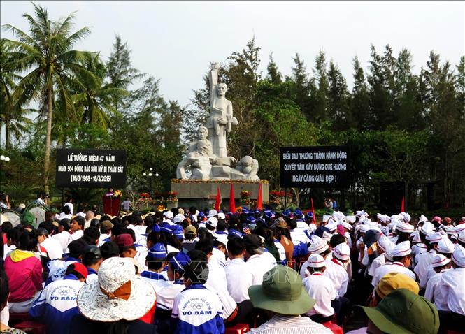 Lễ tưởng niệm 504 đồng bào vô tội bị chết trong vụ thảm sát Sơn Mỹ, tại Khu chứng tích Sơn Mỹ, xã Tịnh Khê, thành phố Quảng Ngãi, ngày 16/3/2015. Ảnh: Phước Ngọc - TTXVN