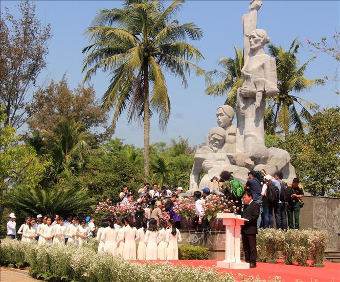 Đại biểu dâng hoa tưởng niệm các nạn nhân trong Lễ tưởng niệm 50 năm ngày 504 thường dân vô tội bị thảm sát (16/3/1968 - 16/3/2018), tại Khu chứng tích Sơn Mỹ (xã Tịnh Khê, thành phố Quảng Ngãi), ngày 16/3/2018. Ảnh: Sỹ Thắng-TTXVN 
