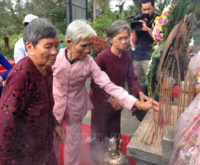 Thân nhân các nạn nhân bị thảm sát thắp hương trong Lễ tưởng niệm 48 năm ngày 504 thường dân vô tội bị thảm sát tại Sơn Mỹ (16/3/1968), tại Khu Chứng tích Sơn Mỹ, ngày 16/3/2016. Ảnh: Đinh Thị Hương - TTXVN