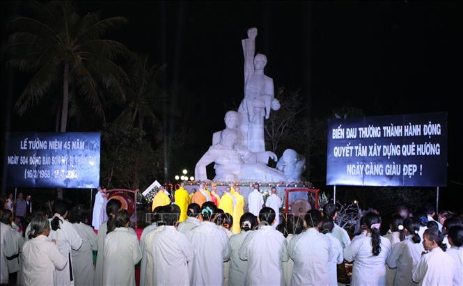 Đoàn Giáo hội Phật giáo Việt Nam tỉnh Quảng Ngãi cầu siêu và dâng hương trong Lễ tưởng niệm 45 năm ngày 504 thường dân vô tội bị thảm sát (16/3/1968 - 16/3/2013), tại Khu chứng tích Sơn Mỹ, tối 15/3/2013. Ảnh: Thanh Long - TTXVN