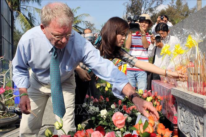 Ông Billy, Cựu binh Mỹ dâng hương tại Tượng đài Sơn Mỹ trong lễ tưởng niệm 44 năm ngày 504 đồng bào Sơn Mỹ bị thảm sát (16/3/1968 - 16/3/2012), ngày 16/3/2012. Ảnh: Thanh Long-TTXVN