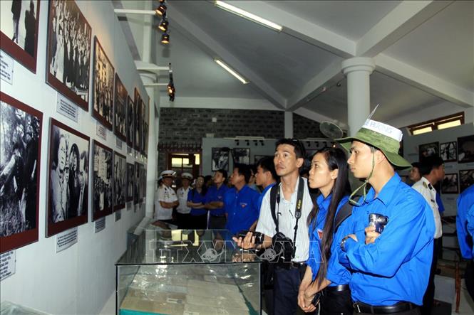 Đoàn đại biểu Hành trình theo dấu tích đường Hồ Chí Minh trên biển đến tham quan bảo tàng Khu chứng tích Sơn Mỹ, ngày 10/10/2011. Ảnh: Thế Duyệt - TTXVN