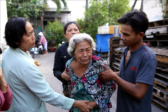 Trong ảnh: Người nhà nạn nhân đau xót trước tai nạn thương tâm. Ảnh: Thành Chung - TTXVN

