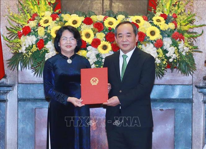 Phó Chủ tịch nước Đặng Thị Ngọc Thịnh trao Quyết định bổ nhiệm chức vụ Chủ nhiệm Văn phòng Chủ tịch nước cho đồng chí Lê Khánh Hải. Ảnh: Phương Hoa - TTXVN