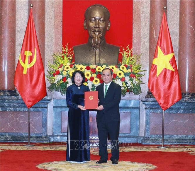 Phó Chủ tịch nước Đặng Thị Ngọc Thịnh trao Quyết định bổ nhiệm chức vụ Chủ nhiệm Văn phòng Chủ tịch nước cho đồng chí Lê Khánh Hải. Ảnh: Phương Hoa - TTXVN