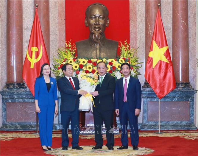 Lãnh đạo Văn phòng Chủ tịch nước tặng hoa chúc mừng đồng chí Lê Khánh Hải. Ảnh: Phương Hoa - TTXVN
