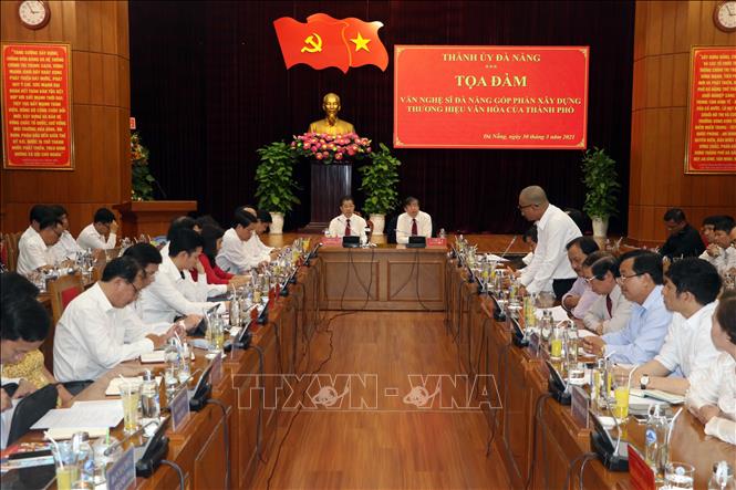 Trong ảnh: Các văn nghệ sĩ phát biểu tại tọa đàm. Ảnh: Trần Lê Lâm - TTXVN 