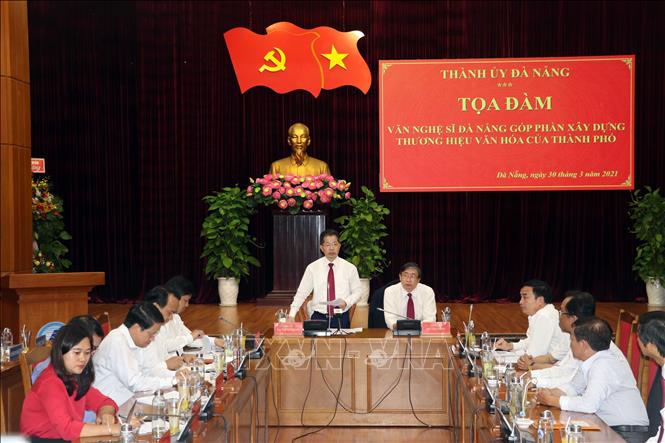 Trong ảnh: Bí thư Thành ủy Đà Nẵng Nguyễn Văn Quảng phát biểu với các văn nghệ sĩ tại buổi tọa đàm. Ảnh: Trần Lê Lâm - TTXVN 