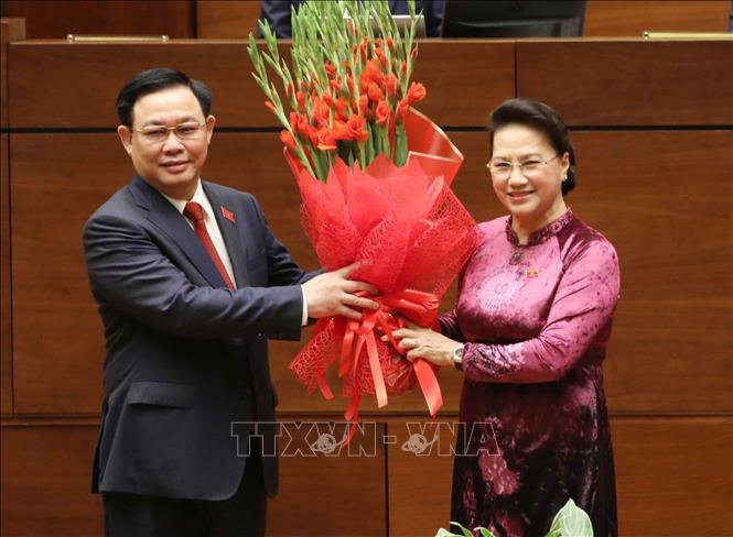 Photo: Former NA Chairwoman Nguyen Thi Kim Ngan congratulates the newly-elected legislative chief. VNA Photo 