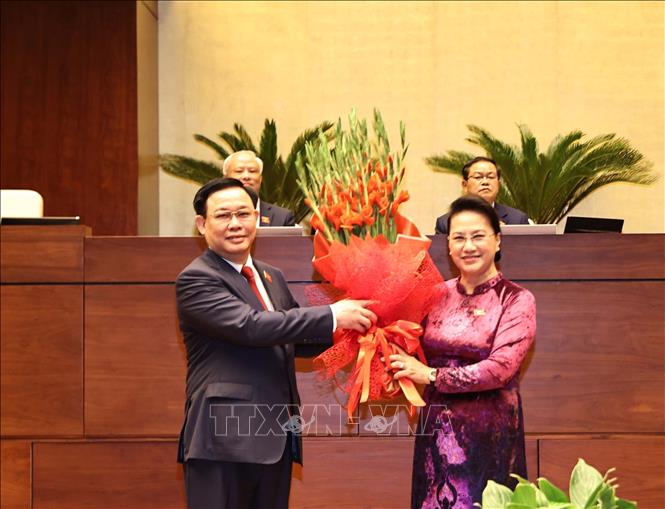 Photo: Former NA Chairwoman Nguyen Thi Kim Ngan congratulates the newly-elected legislative chief. VNA Photo