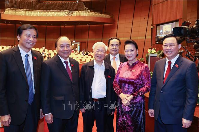 Photo: Party General Secretary and President Nguyen Phu Trong, Prime Minister Nguyen Xuan Phuc and newly-elected NA Chairman Vuong Dinh Hue in a photo with delegates. VNA Photo