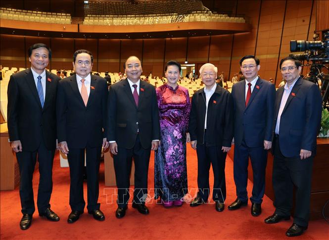 Photo: Party General Secretary and President Nguyen Phu Trong, Prime Minister Nguyen Xuan Phuc and newly-elected NA Chairman Vuong Dinh Hue in a photo with delegates. VNA Photo