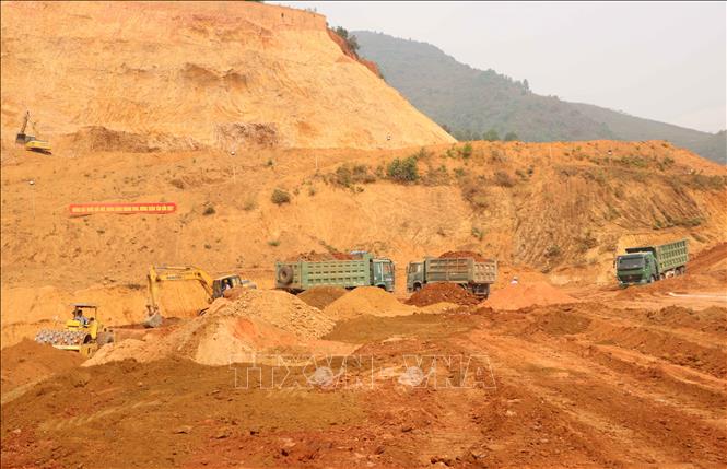 Trong ảnh: Công trường thi công dự án Hồ chứa nước Ẳng Cang (Mường Ảng, Điện Biên) vẫn còn ngổn ngang. Ảnh: Xuân Tiến - TTXVN 