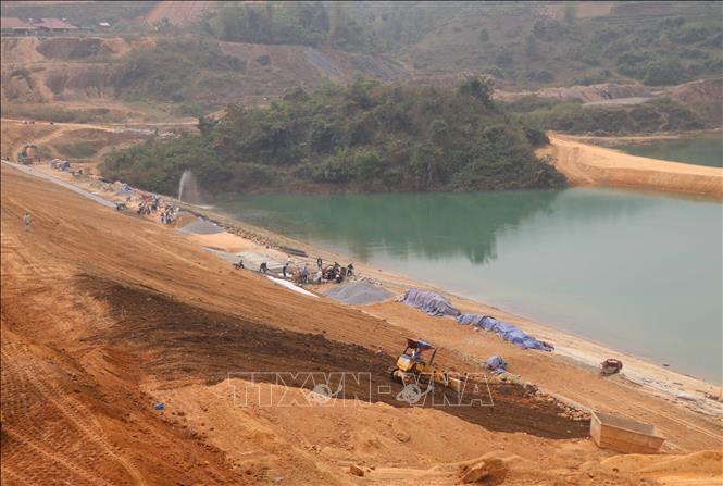 Trong ảnh: Chính quyền UBND huyện Mường Ảng phấn đấu sẽ hoàn thành việc đắp đập chính trước ngày 30/4/2021. Ảnh: Xuân Tiến - TTXVN
