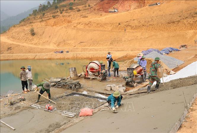 Trong ảnh: Thi công các hạng mục công trình Hồ chứa nước Ẳng Cang. Ảnh: Xuân Tiến - TTXVN