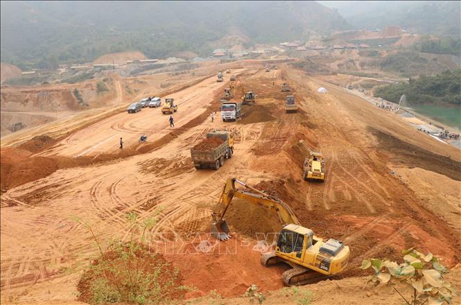 Trong ảnh: Huyện Mường Ảng phấn đấu sẽ hoàn thành việc đắp đập chính trước ngày 30/4/2021. Ảnh: Xuân Tiến - TTXVN

