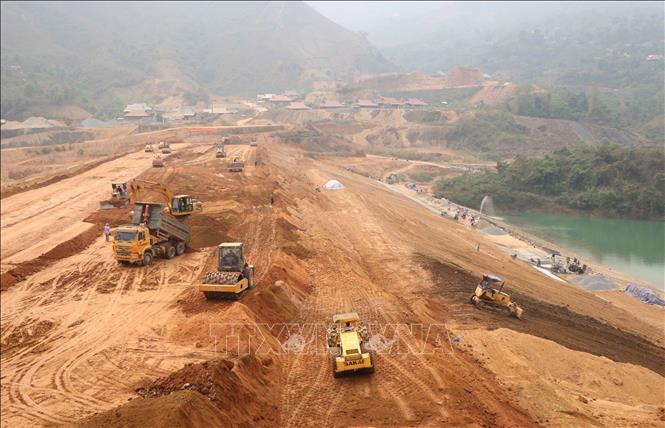 Trong ảnh: Các hạng mục chính của hồ chứa nước Ẳng Cang gồm 1 đập đất cao hơn 50m, dài gần 300m; đập tràn 3 khoang rộng 40m và kênh tưới cánh tả, cánh hữu bằng bê tông dài 25km. Ảnh: Xuân Tiến - TTXVN
