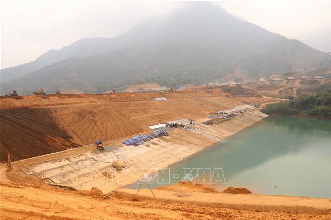 Trong ảnh: Hiện nay, cao độ đắp thân đập chính của công trình hồ chứa nước Ẳng Cang đã đạt 653m so với cao độ 656m của công trình tràn dâng. Ảnh: Xuân Tiến - TTXVN