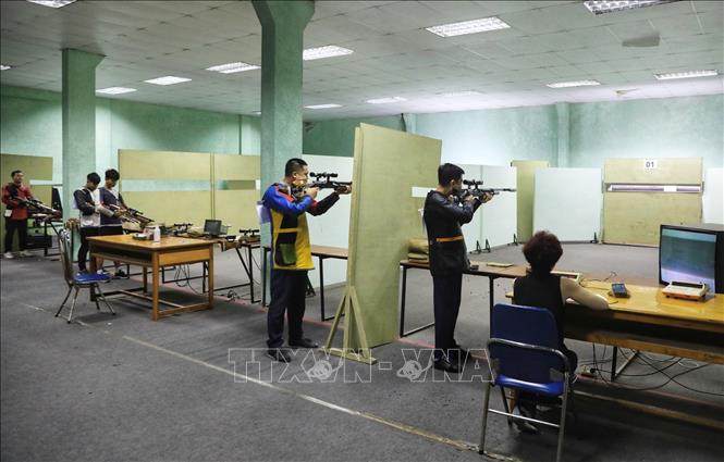 Trong ảnh: Các vận động viên tranh tài ở nội dung 10 mét súng trường di động hỗn hợp nam. Ảnh: Thành Đạt - TTXVN