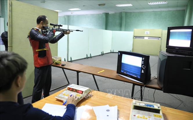Trong ảnh: Các vận động viên tranh tài ở nội dung 10 mét súng trường di động hỗn hợp nam. Ảnh: Thành Đạt - TTXVN
