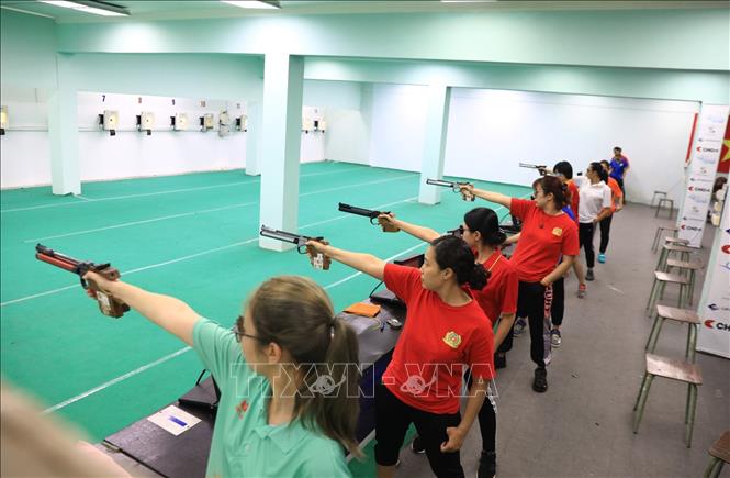 Trong ảnh: Các vận động viên tranh tài ở nội dung 10 mét súng ngắn hơi nữ. Ảnh: Thành Đạt - TTXVN