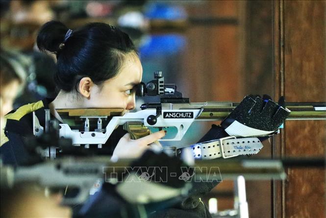 Trong ảnh: Nữ xạ thủ Phí Thanh Thảo của đoàn Quân đội đã phá kỷ lục quốc gia môn bắn súng tại nội dung 10m súng trường hơi hỗn hợp nữ tại Giải vô địch các CLB Bắn súng quốc gia 2021. Ảnh: Thành Đạt - TTXVN