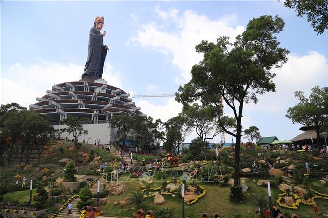 Tượng Phật đồng cao nhất châu Á vừa hoàn thành tạo điểm nhấn mới trên đỉnh Núi Bà Đen. Ảnh: Lê Đức Hoảnh-TTXVN