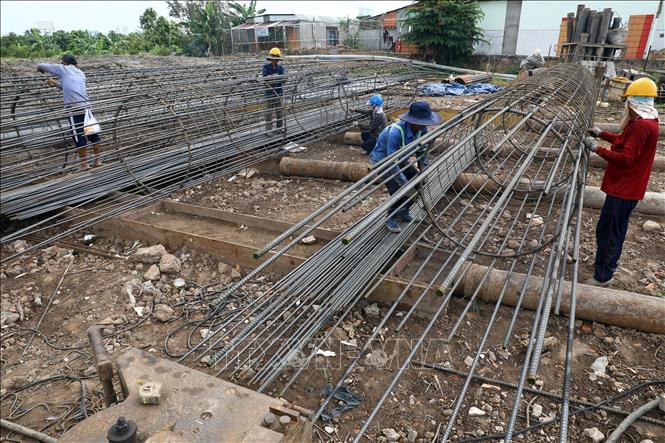 Trong ảnh: Đơn vị thi công đan kết cấu thép chờ đổ bê thông trụ cầu cạn. Ảnh: Huy Hùng - TTXVN