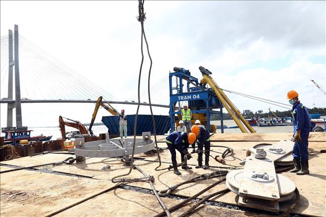 Trong ảnh: Thi công tại gói thầu cầu chính XL03. Ảnh: Huy Hùng - TTXVN