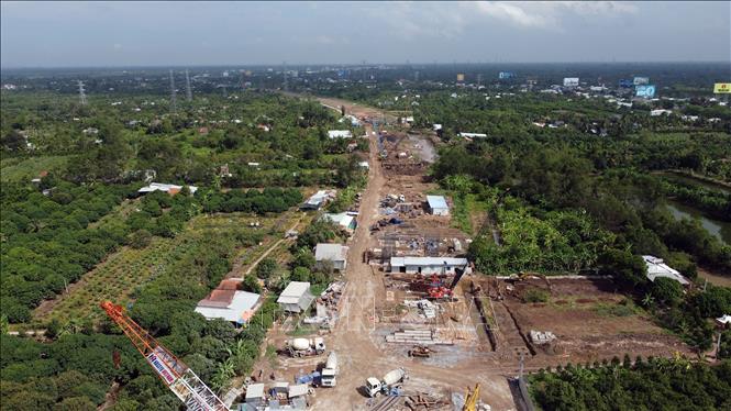 Trong ảnh: Gói thầu XL02 thi công cầu dẫn lên cầu Mỹ Thuận 2 có chiều dài hơn 1 km. Ảnh: Huy Hùng - TTXVN