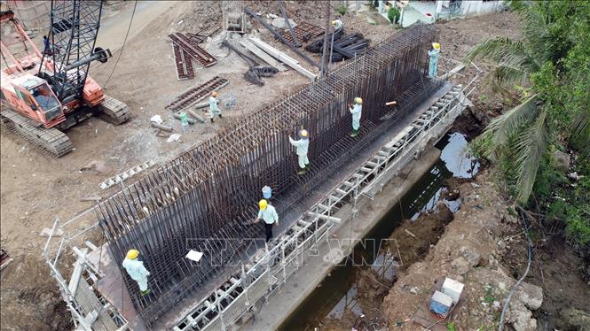 Trong ảnh: Thi công dầm cầu cạn tại gói thầu XL01. Ảnh: Huy Hùng - TTXVN