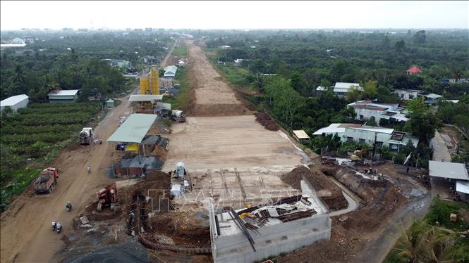 Trong ảnh: Gói thầu XL01 thi công đường dẫn cầu Mỹ Thuận 2 dài 3,3 km đang trong giai đoạn gia cố nền đất. Ảnh: Huy Hùng - TTXVN