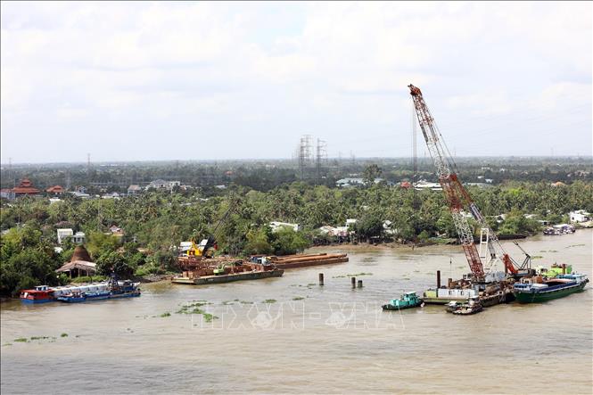 Trong ảnh: Thi công hạng mục cầu chính kết cấu phần dưới trên bờ phía tỉnh Vĩnh Long. Ảnh: Huy Hùng - TTXVN