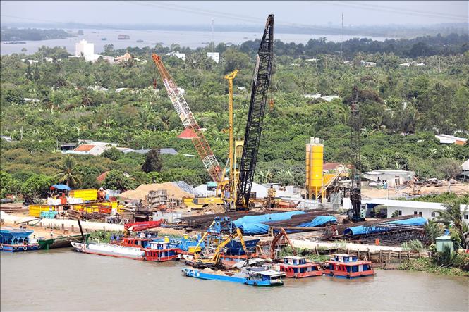 Trong ảnh: Thi công hạng mục cầu chính kết cấu phần dưới trên bờ phía tỉnh Tiền Giang. Ảnh: Huy Hùng - TTXVN