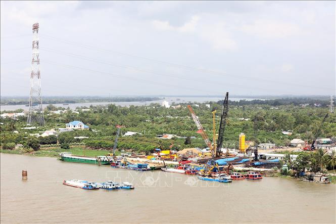 Trong ảnh: Thi công hạng mục cầu chính kết cấu phần dưới trên bờ phía tỉnh Tiền Giang. Ảnh: Huy Hùng - TTXVN