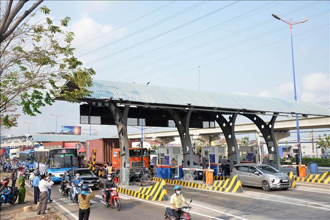 Trong ảnh: Trạm thu phí Xa lộ Hà Nội bắt đầu thu phí từ 0 giờ ngày 1/4/2021. Ảnh: Thành Chung - TTXVN 